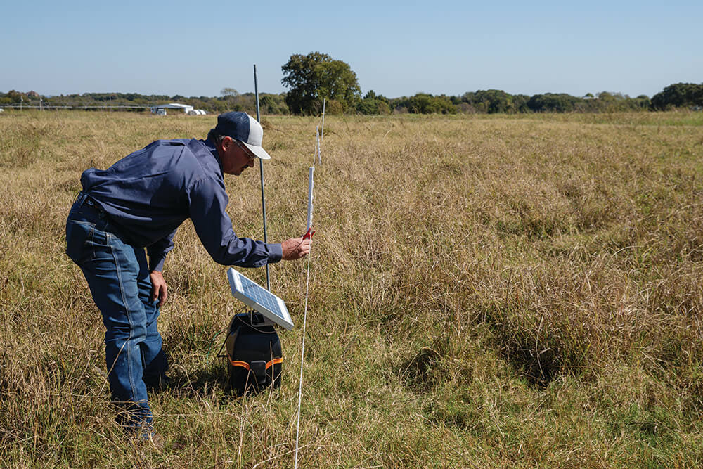 Connecting electric fence to charger