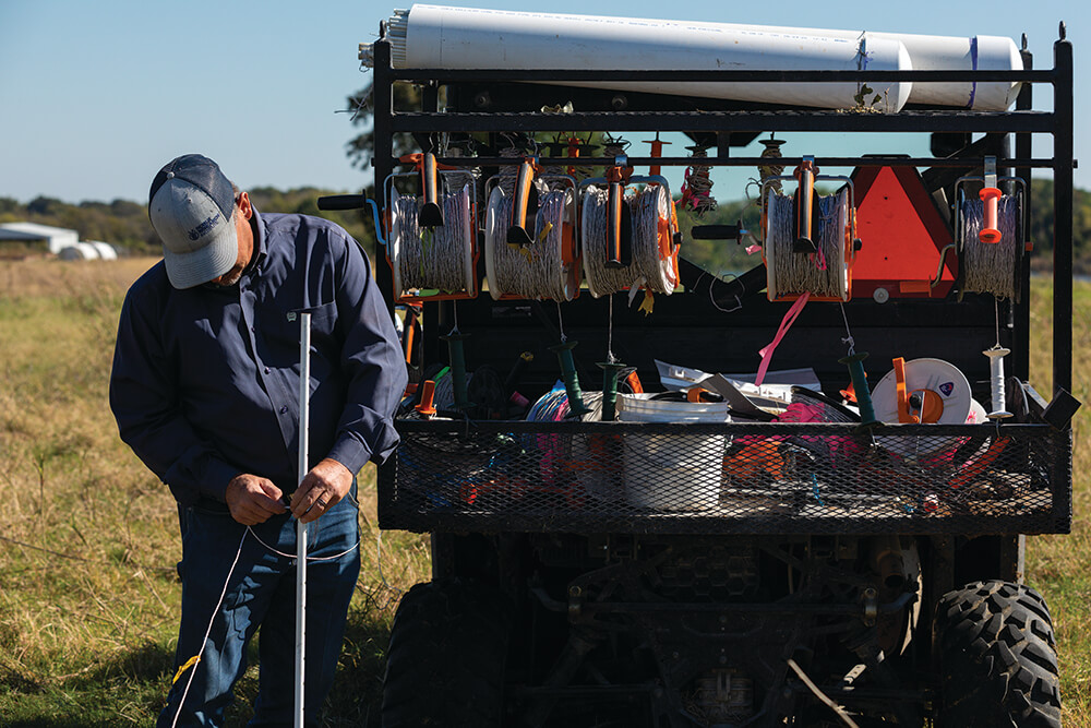 Paul Luna assembles polywire fence