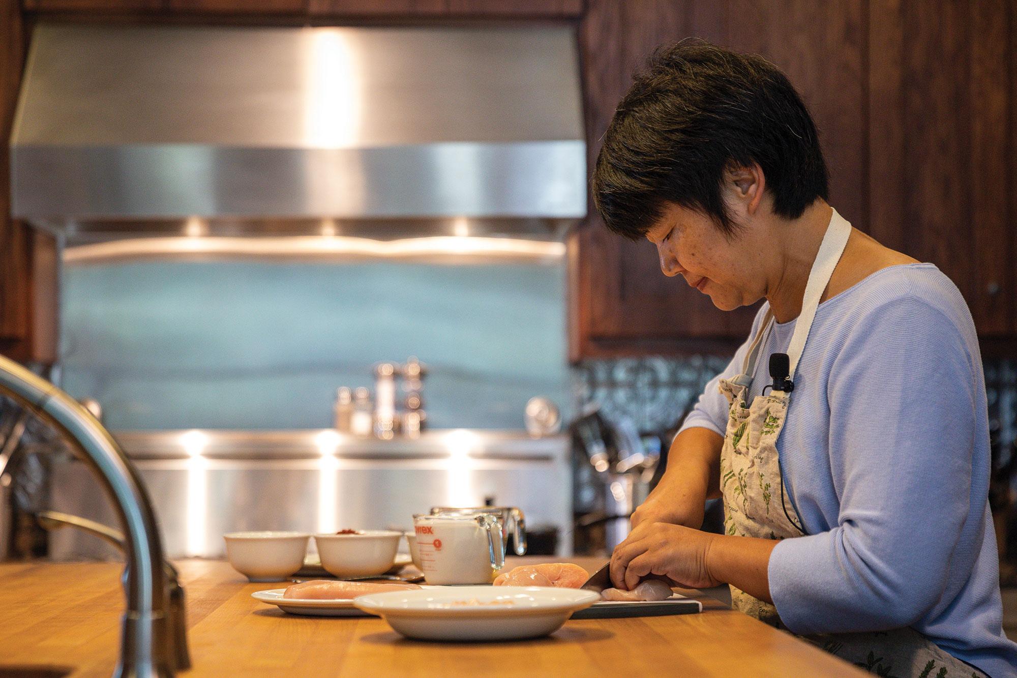 Yuhong Tang cuts the chicken for the Thai Chicken Curry